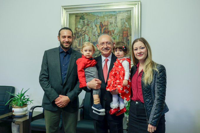 Kemal Kılıçdroğlu 23 Nisan'ı torunları İpek ve Barış ile kutladı! Önce depremzede çocuklar sonra...