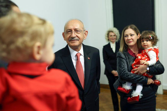 Kemal Kılıçdroğlu 23 Nisan'ı torunları İpek ve Barış ile kutladı! Önce depremzede çocuklar sonra...