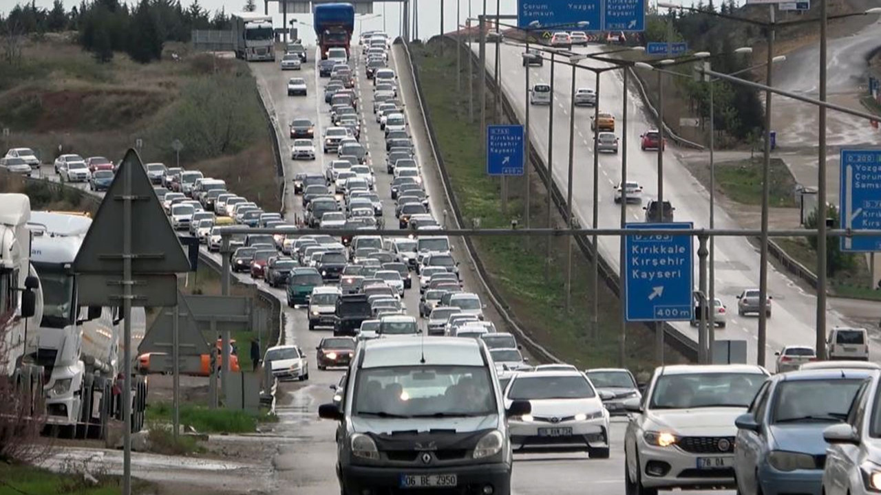 43 ilin geçiş güzergahında trafik kilit: 25 kilometre araç kuyruğu var