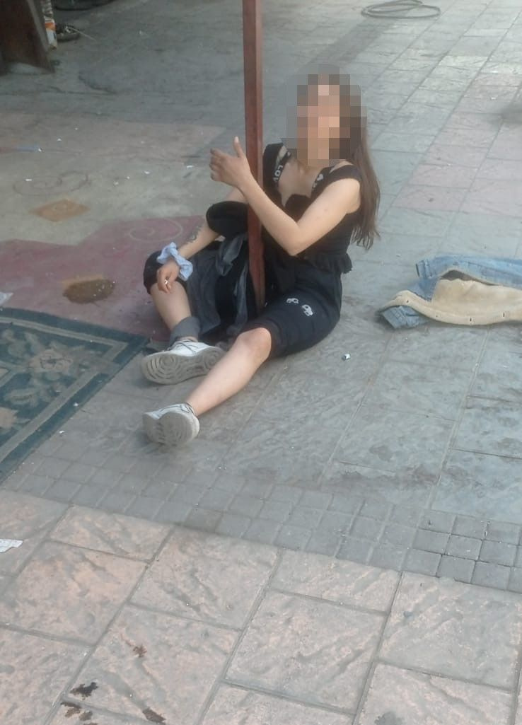 Gencecik kız sokakta içer acısı durumda bulundu! Uyuşturucu bu hale getirdi
