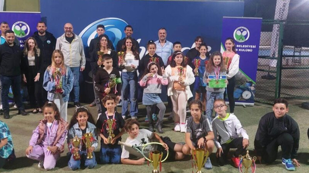 Kuzey Kıbrıs'ta düzenlenen tenis turnuvasında kazananlar belli oldu