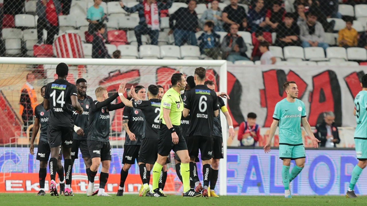 Sivasspor deplasmanda Antalyaspor'a iki attı, üç aldı!