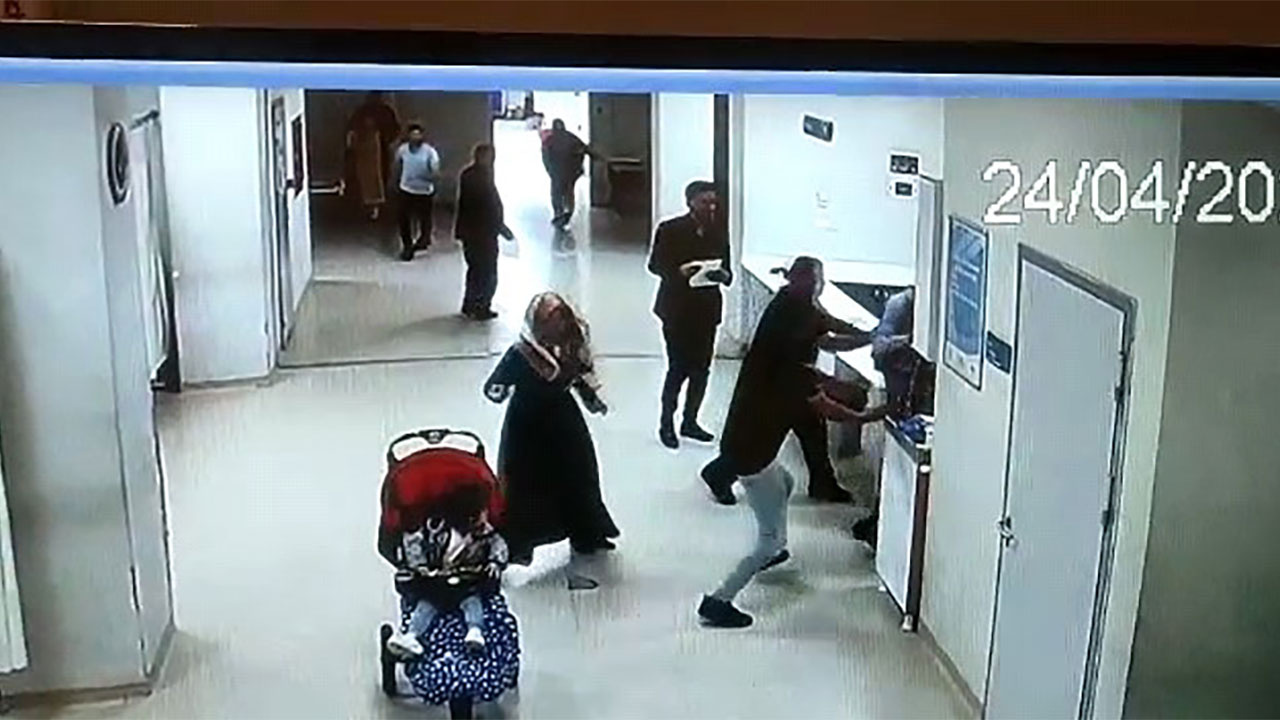  Şanlıurfa'da sağlık çalışanlarına tekmeli, yumruklu saldırı kamerada