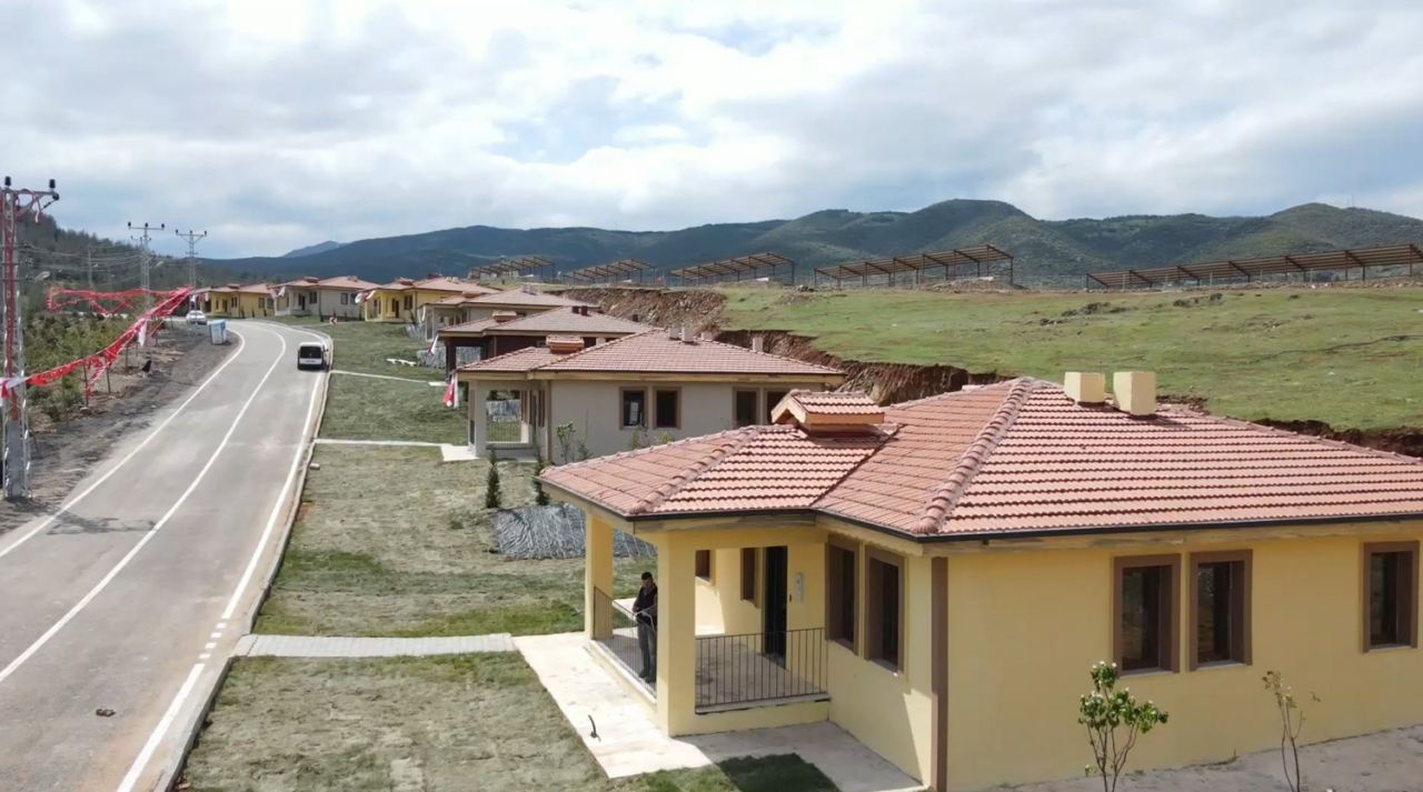 Depremden 76 gün sonra tamamlandı! İşte teslim edilen köy evleri
