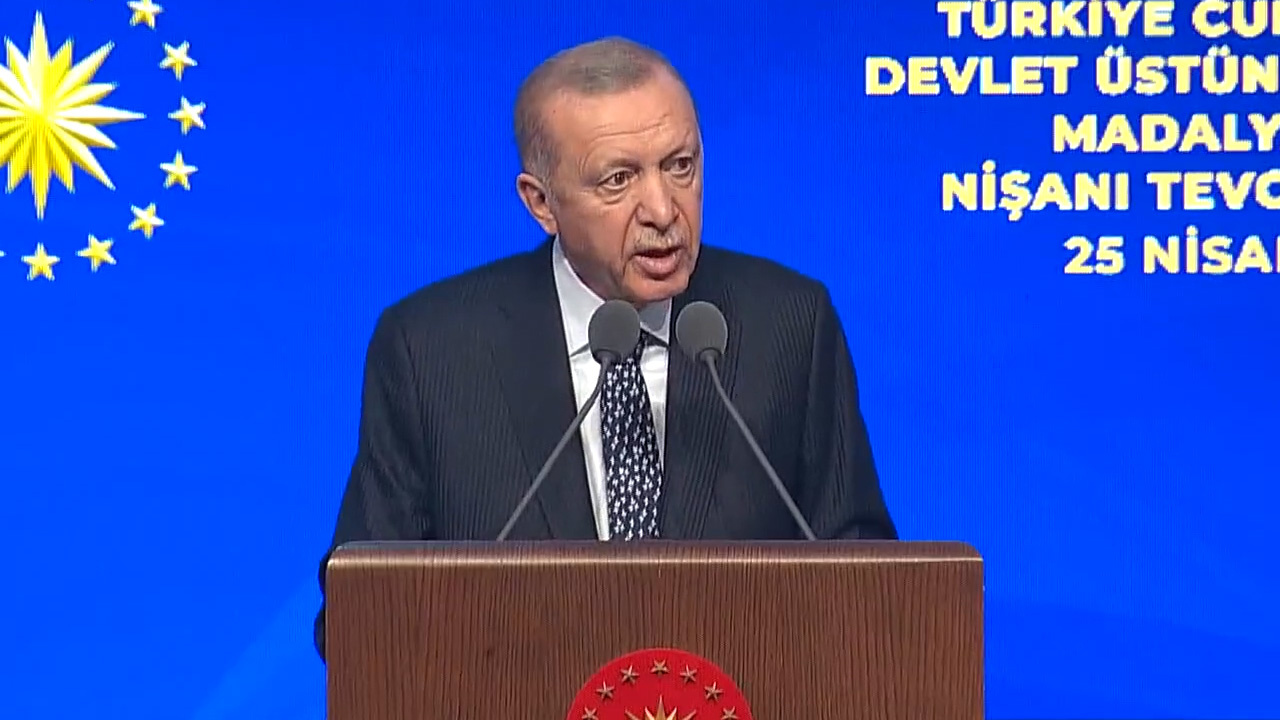 Erdoğan: Depremin izlerini tamamen silinceye kadar koşturmaya devam edeceğiz