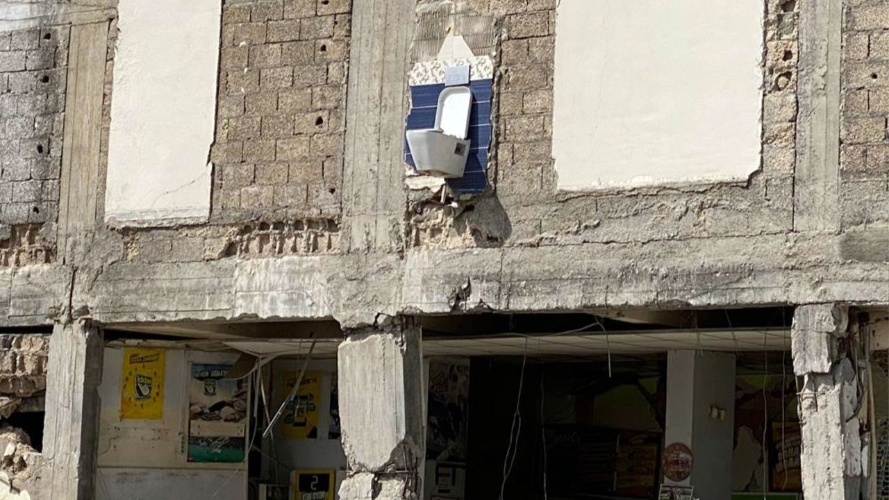 Adıyaman'da bina yıkıldı ama klozet duvarda kaldı