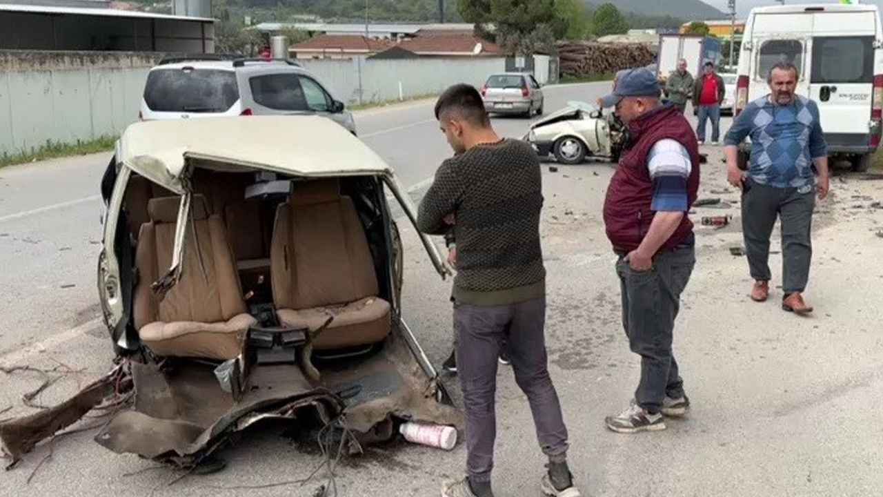 İzmir'de kaza yapan otomobil ikiye ayrıldı