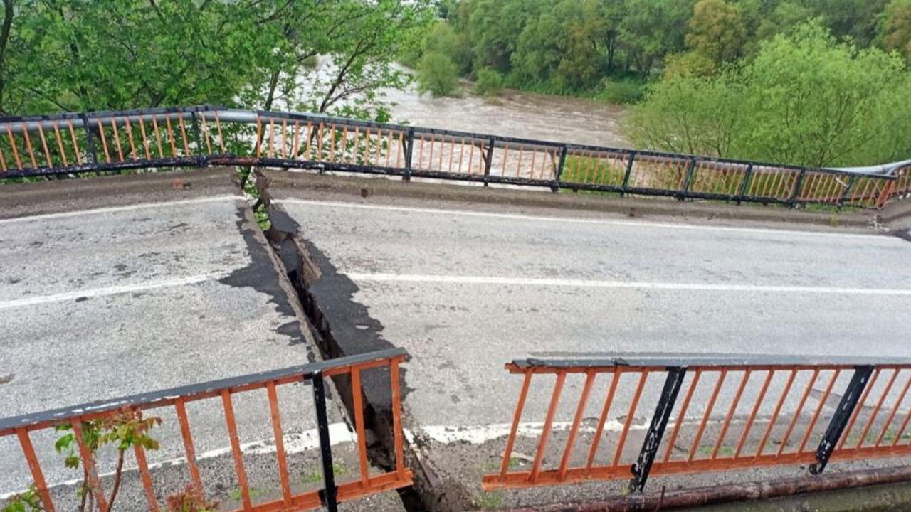 Balıkesir'de sağanak yağışlar nedeniyle köprü kırıldı!