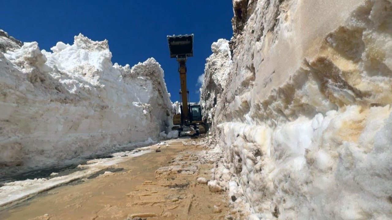 Hakkari’de 5 metreyi bulan kar yolları kapadı