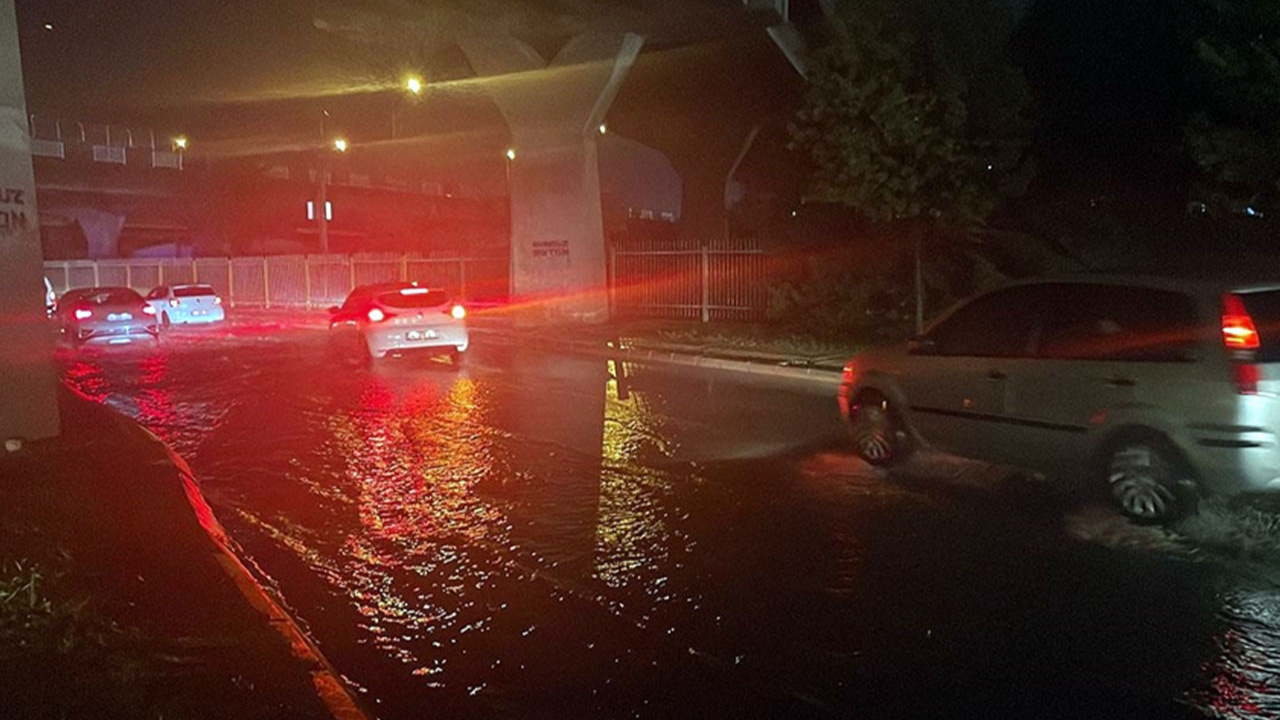 İzmir'de sağanak yağış sonucu evleri su bastı, araçlar yolda kaldı