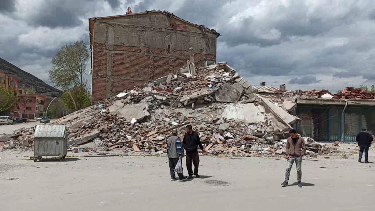 Depremin merkez üssü Elbistan’da ağır hasarlı bina çöktü