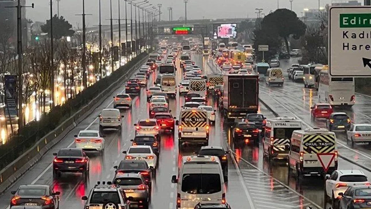 İstanbul'da sağanak yağış hayatı felç etti! Trafik yoğunluğu yüzde 76'ya kadar çıktı