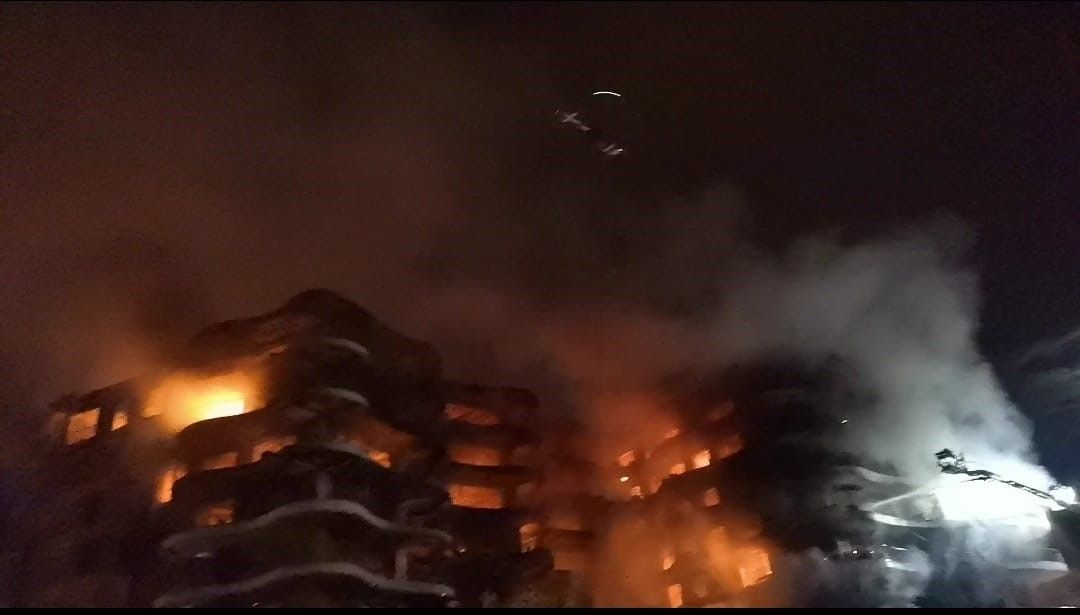 İzmir'de büyük yangın! Ahşap kaplama cayır cayır yaktı geriye büyük bir enkaz kaldı