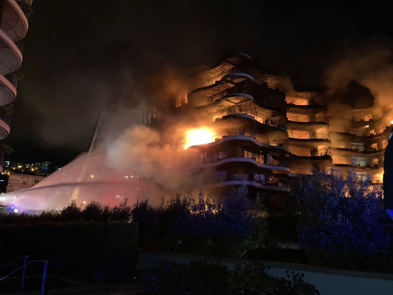 İzmir'de büyük yangın! Ahşap kaplama cayır cayır yaktı geriye büyük bir enkaz kaldı
