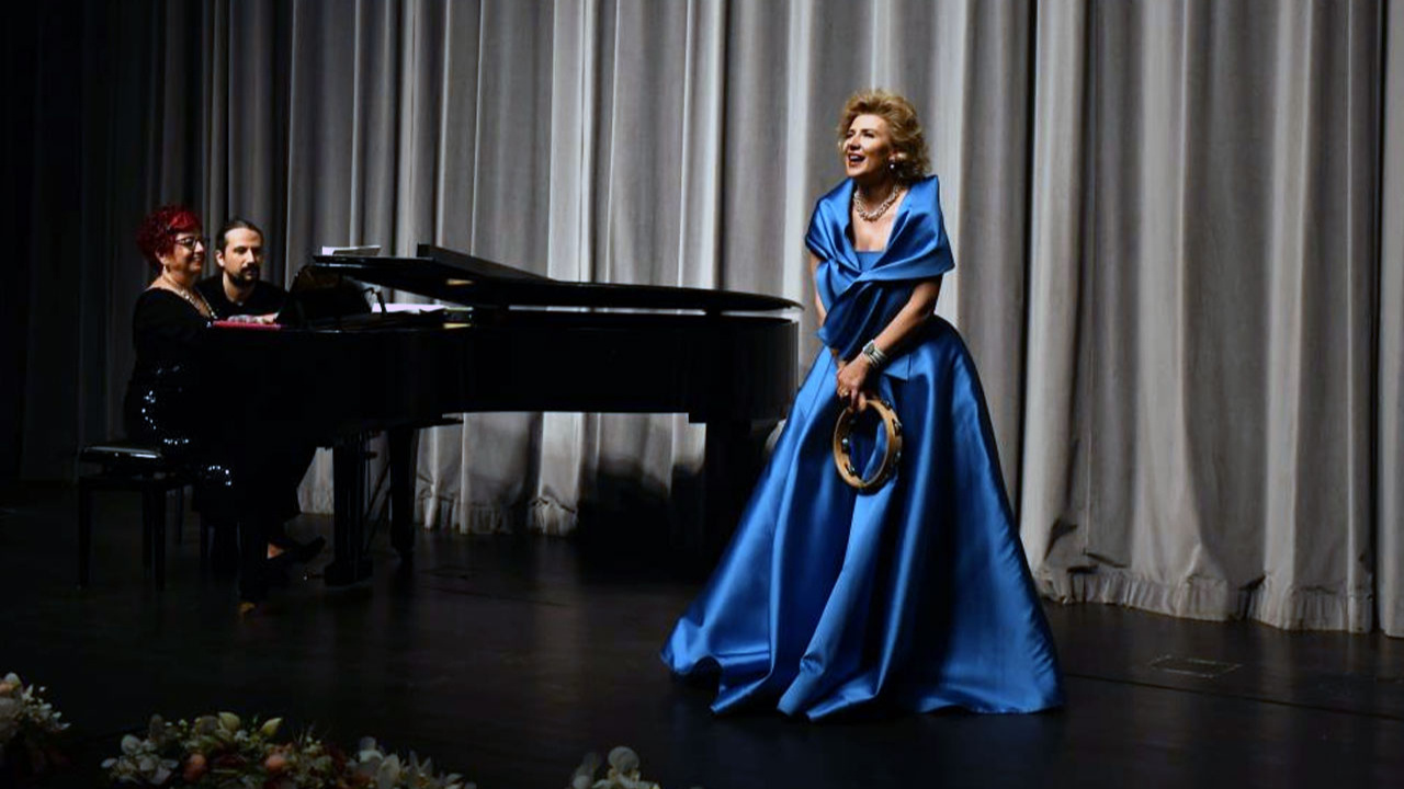 Antalya'da soprano Esra Abacıoğlu Akcan sanatseverlerle buluştu