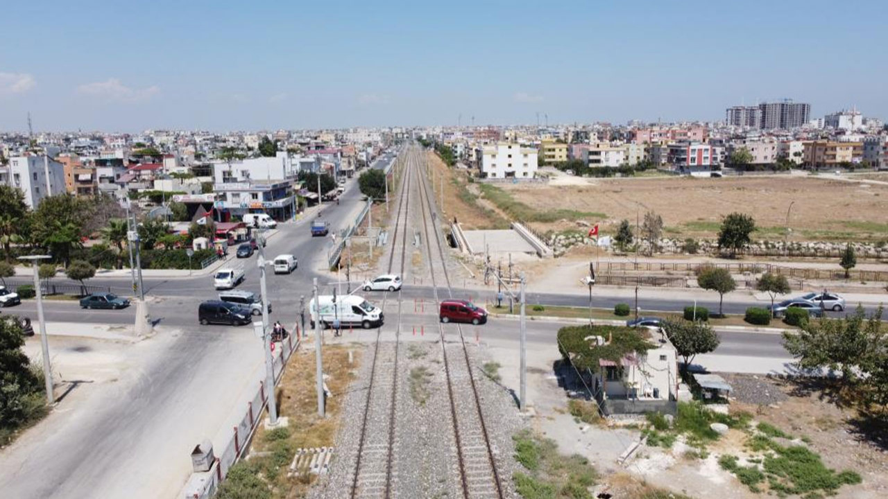 Tarsus'u ikiye bölen tren yolu yer altına iniyor