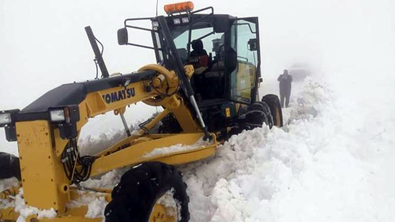 Bayburt-Trabzon arasında karla mücadele devam ediyor