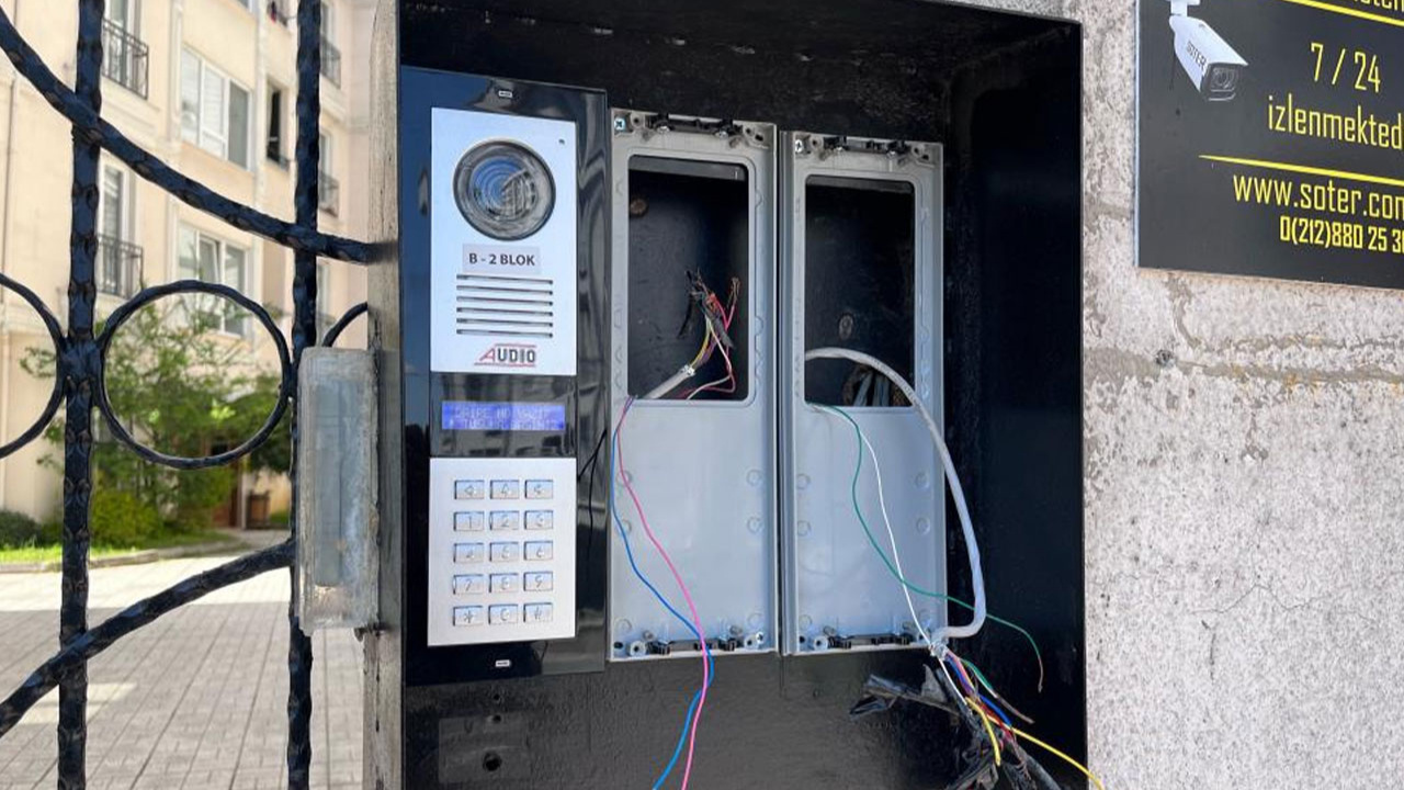 İstanbul'da hırsız apartmanın zil panelini çaldı: O anlar güvenlik kamerasında