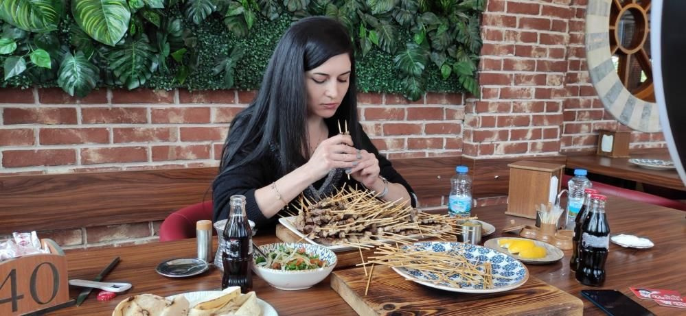Denizli'de 52 kiloluk kadından yeme rekoru: 50 dakikada bakın kaç adet çöp şiş yedi!