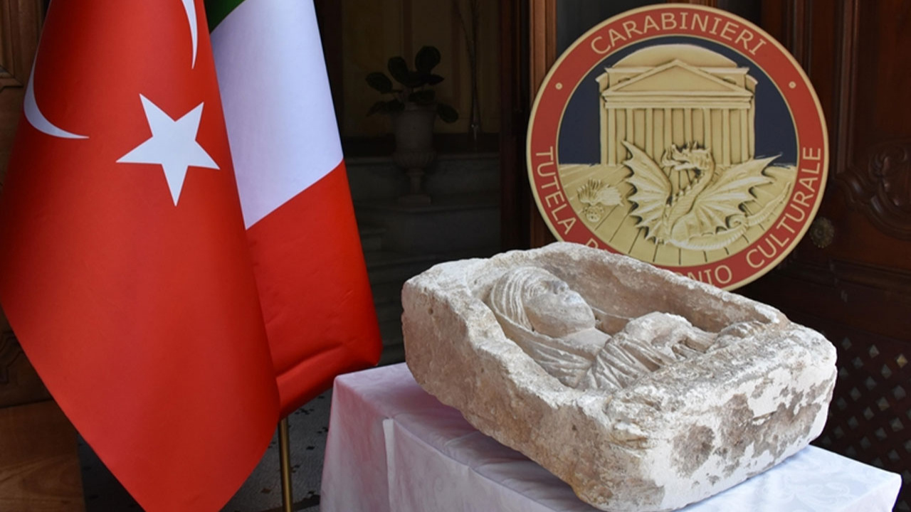 Zeugma'dan kaçırılan mezar steli Türkiye'nin Roma Büyükelçiliğine teslim edildi