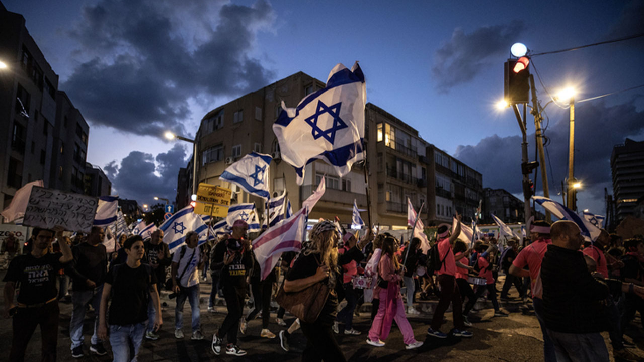 İsraililer Netanyahu hükümetinin yargı düzenlemesine karşı yine