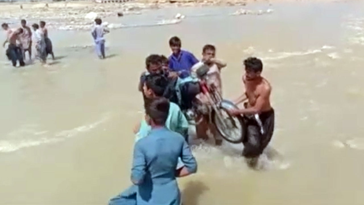 Pakistan'da sel felaketi yaşandı! 5 kişi hayatını kaybetti!