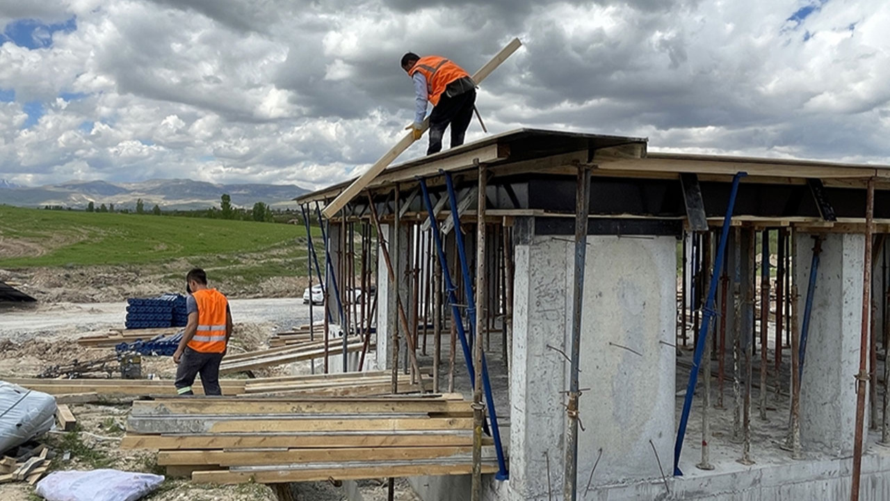Malatya'da depremzedeler için yapılan köy tipi konutların inşası sürüyor