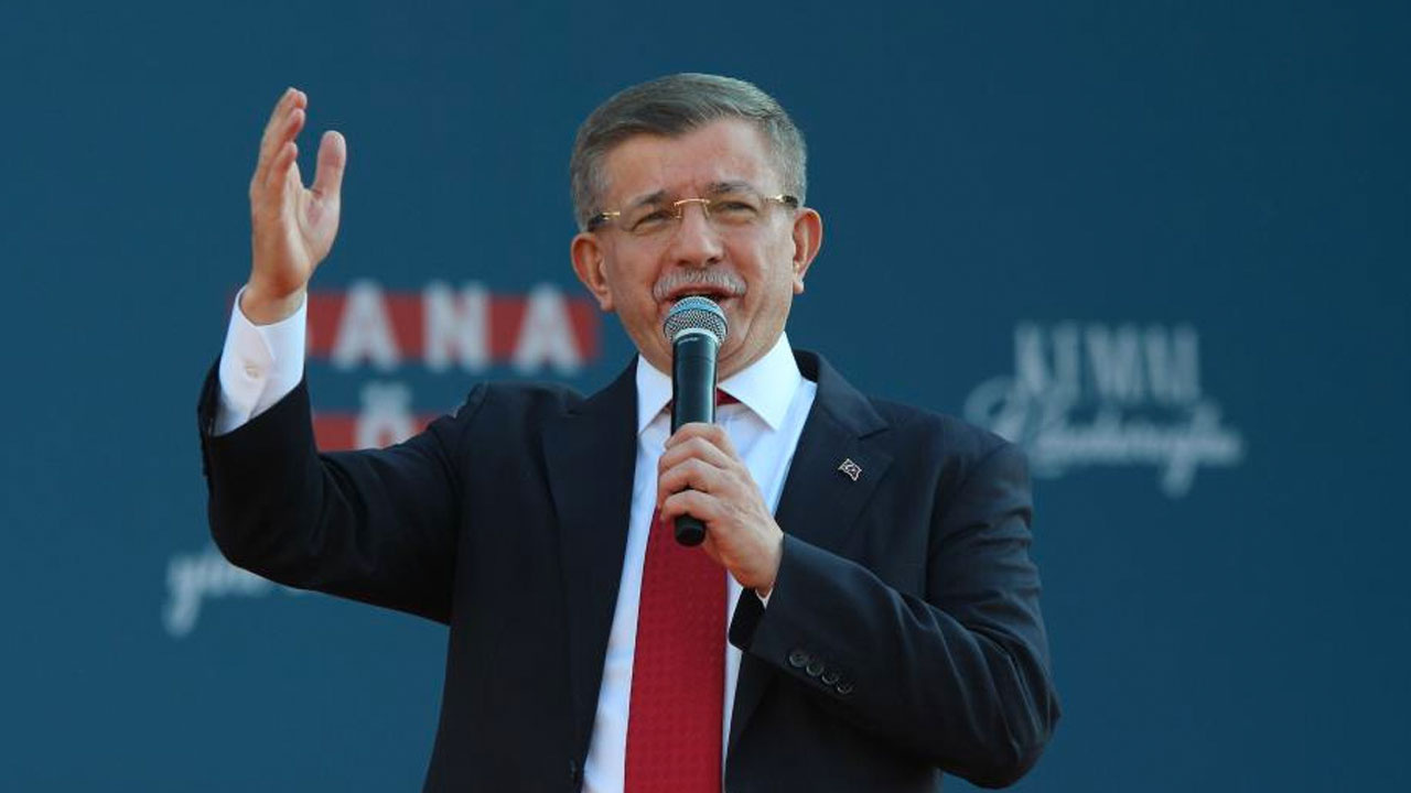 Ahmet Davutoğlu İzmir mitinginde kendini kaptırdı Nedim Şener'in diline düştü
