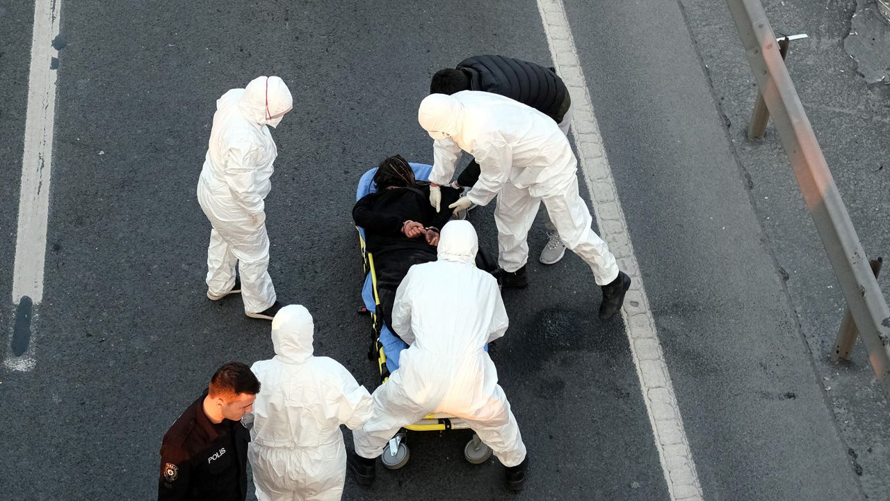 İstanbul'da bulaşıcı hastalıklı adam alarma geçirdi! Yol ortasına yattı ambulanstan kaçınca...