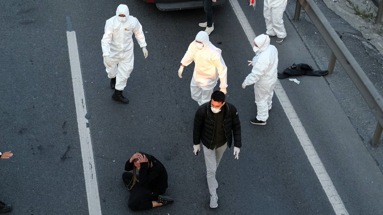 İstanbul'da bulaşıcı hastalıklı adam alarma geçirdi! Yol ortasına yattı ambulanstan kaçınca...