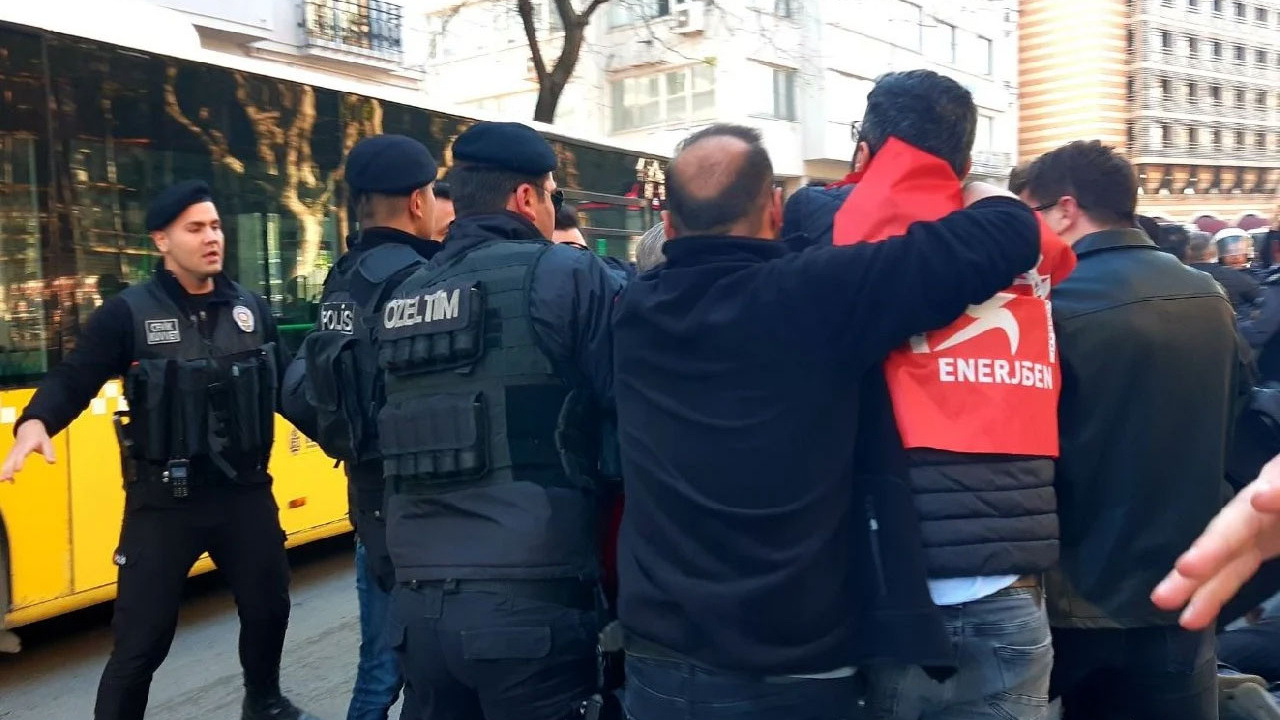 1 Mayıs kutlamaları olaylı başladı! Taksim'e çıkmak isteyenlere polis izin vermedi, gözaltılar var
