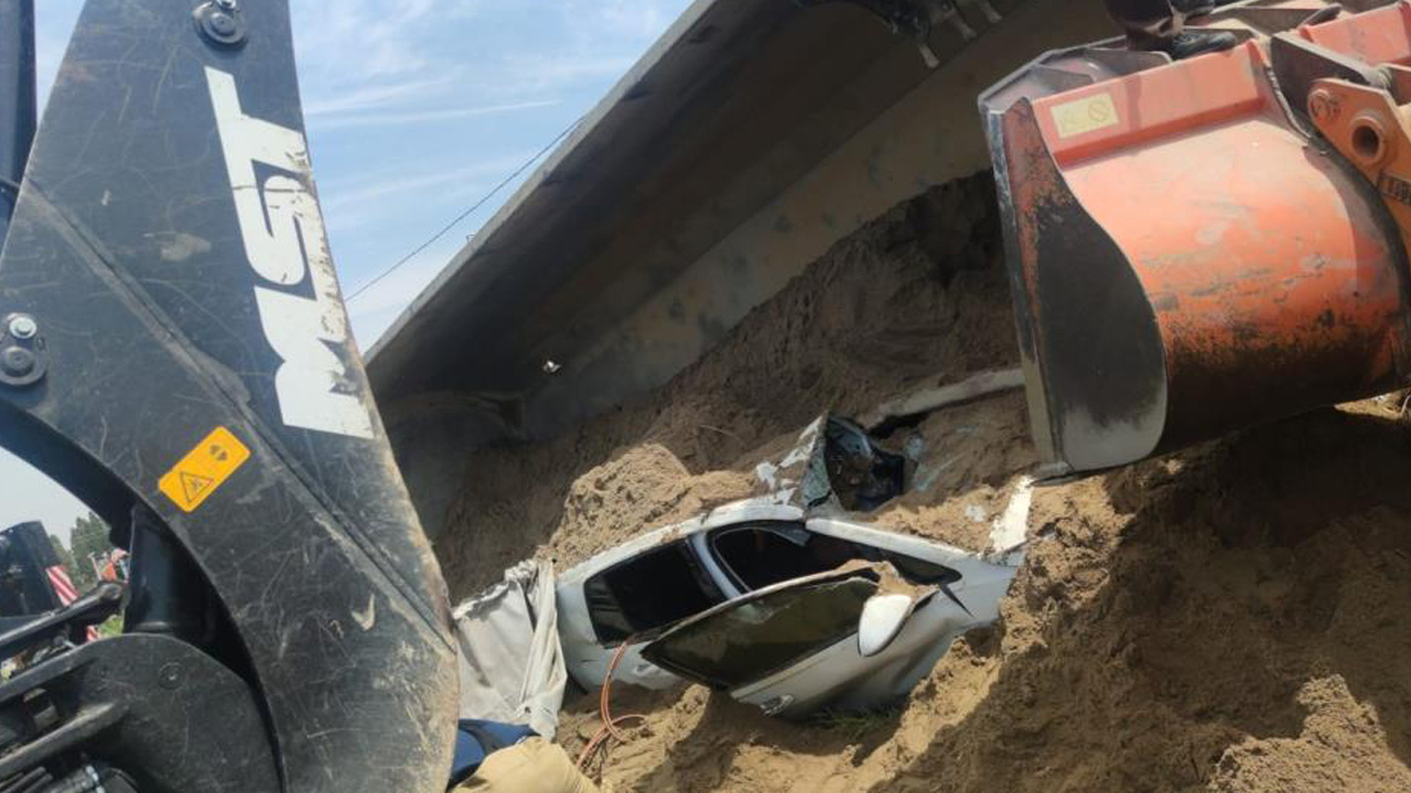 İzmir'de kum yüklü kamyon, otomobilin üzerine devrildi! Feci kazada 2 kişi yaralandı