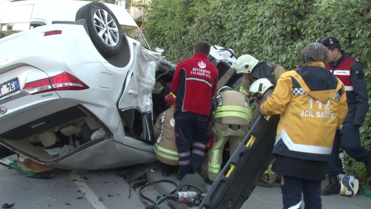 Sancaktepe'de korkunç kaza! Servis minibüsü ile otomobil çarpıştı: 2 ölü