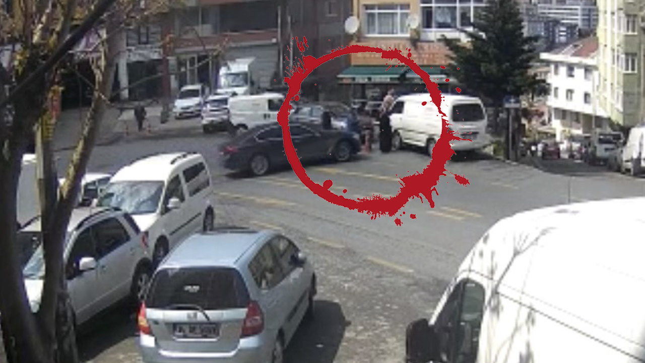 İstanbul'da kontrolden çıkan otomobil dehşet saçtı! Feci kazanın görüntüleri ortaya çıktı: Minibüsün altında kalan kadın için seferber oldular!