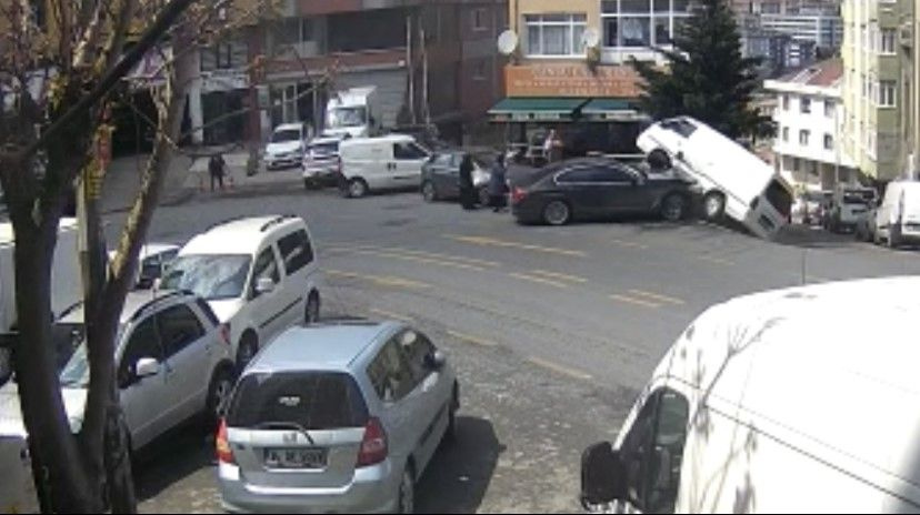 İstanbul'da kontrolden çıkan otomobil dehşet saçtı! Feci kazanın görüntüleri ortaya çıktı: Minibüsün altında kalan kadın için seferber oldular!