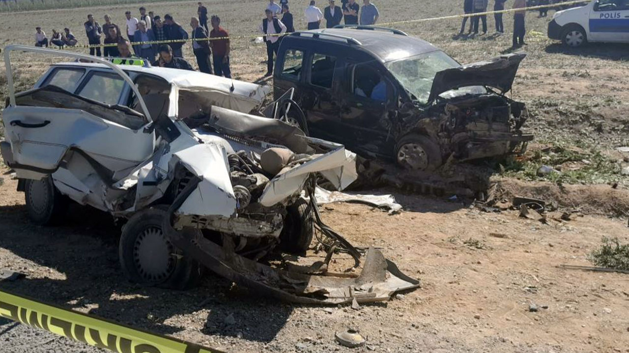 Konya’da hafif ticari araç ile otomobil çarpıştı: 5 ölü, 2 yaralı