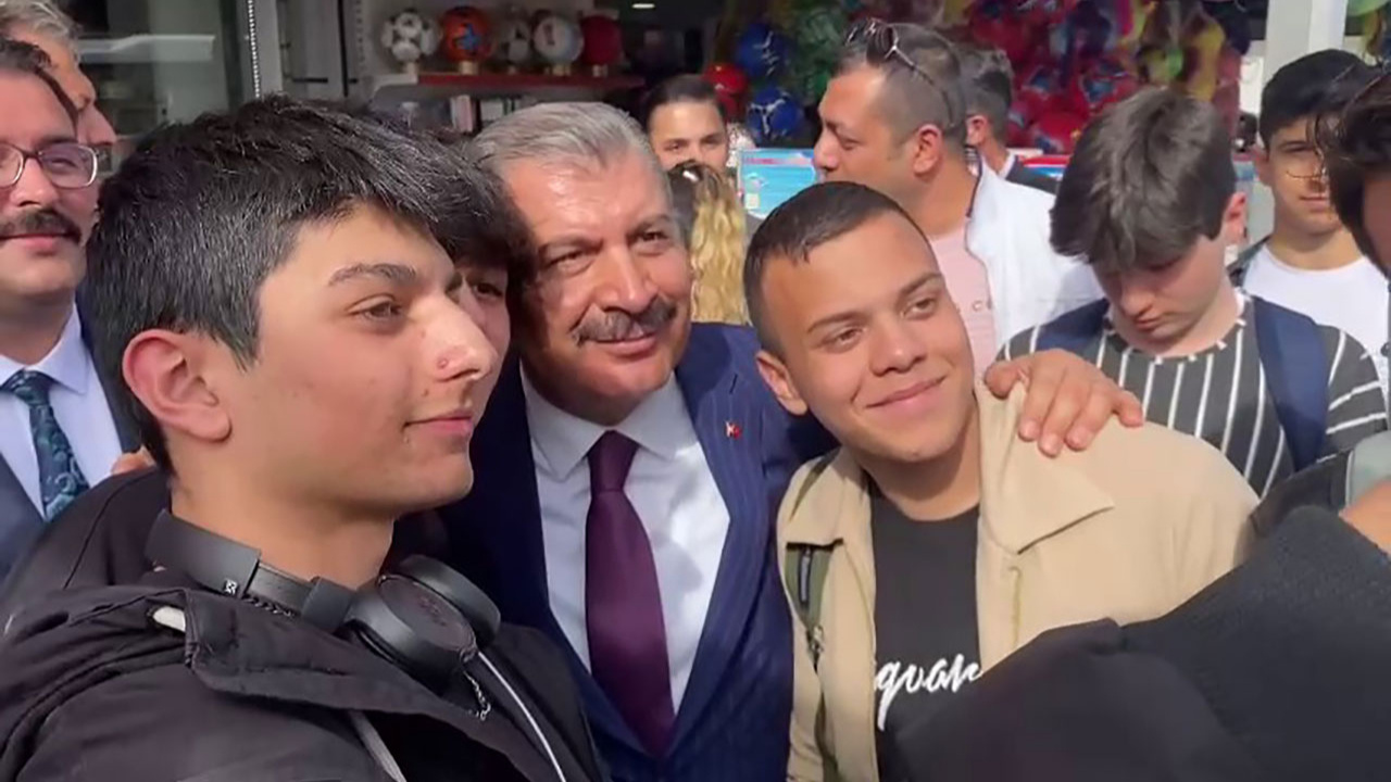 Sağlık Bakanı Fahrettin Koca ile gençler arasında gülümseten diyalog