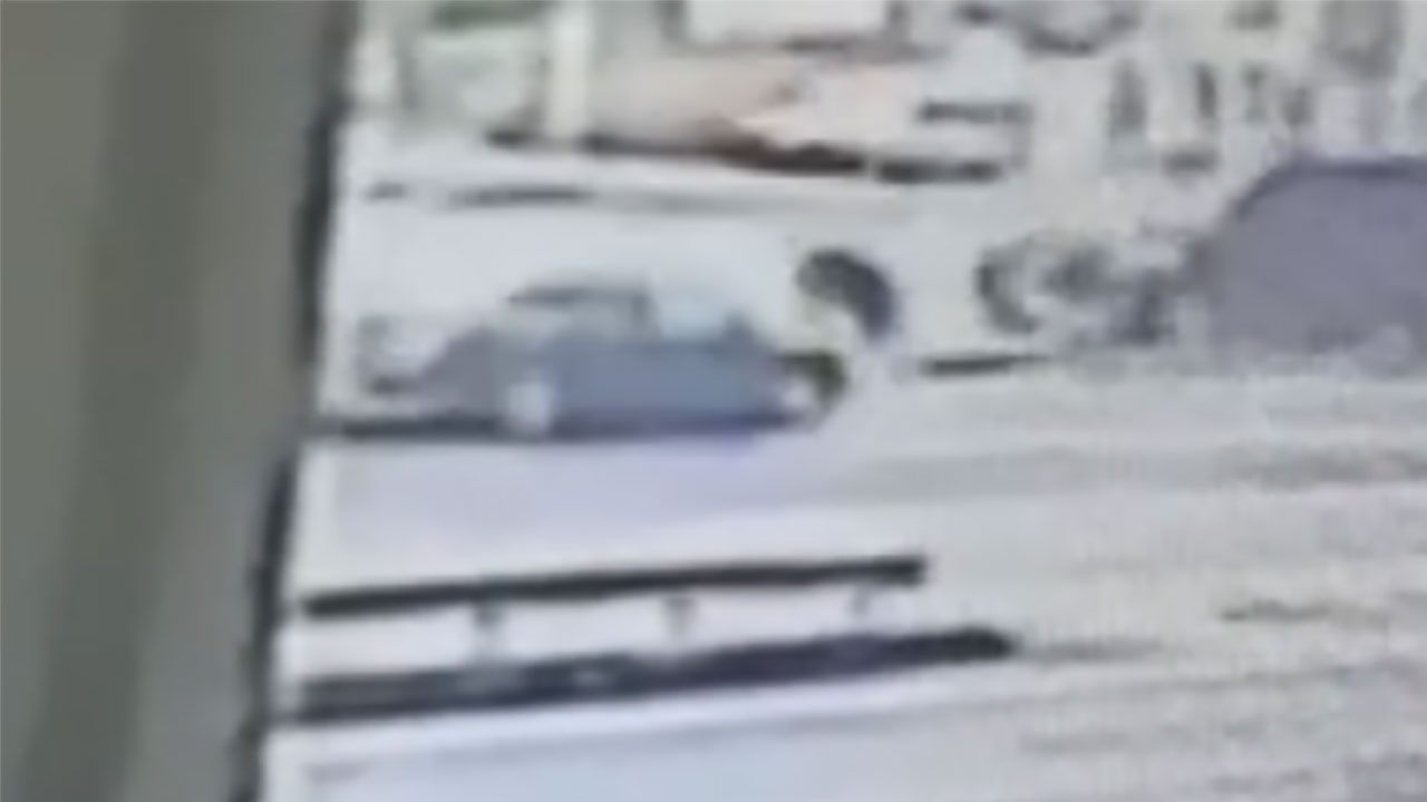 Otomobil çarptığı kadını metrelerce uzağa savurdu! O anlar kameraya yansıdı