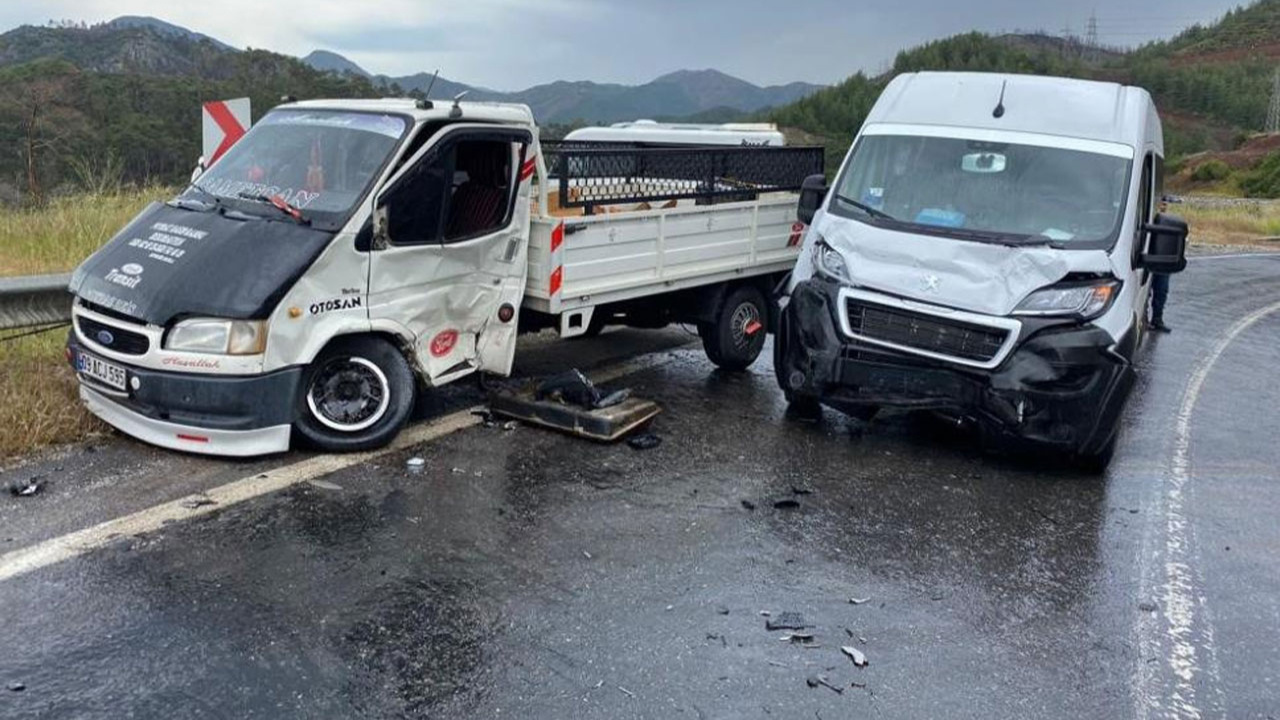 Marmaris'te turistleri taşıyan minibüs kamyonetle çarpıştı: 7 yaralı