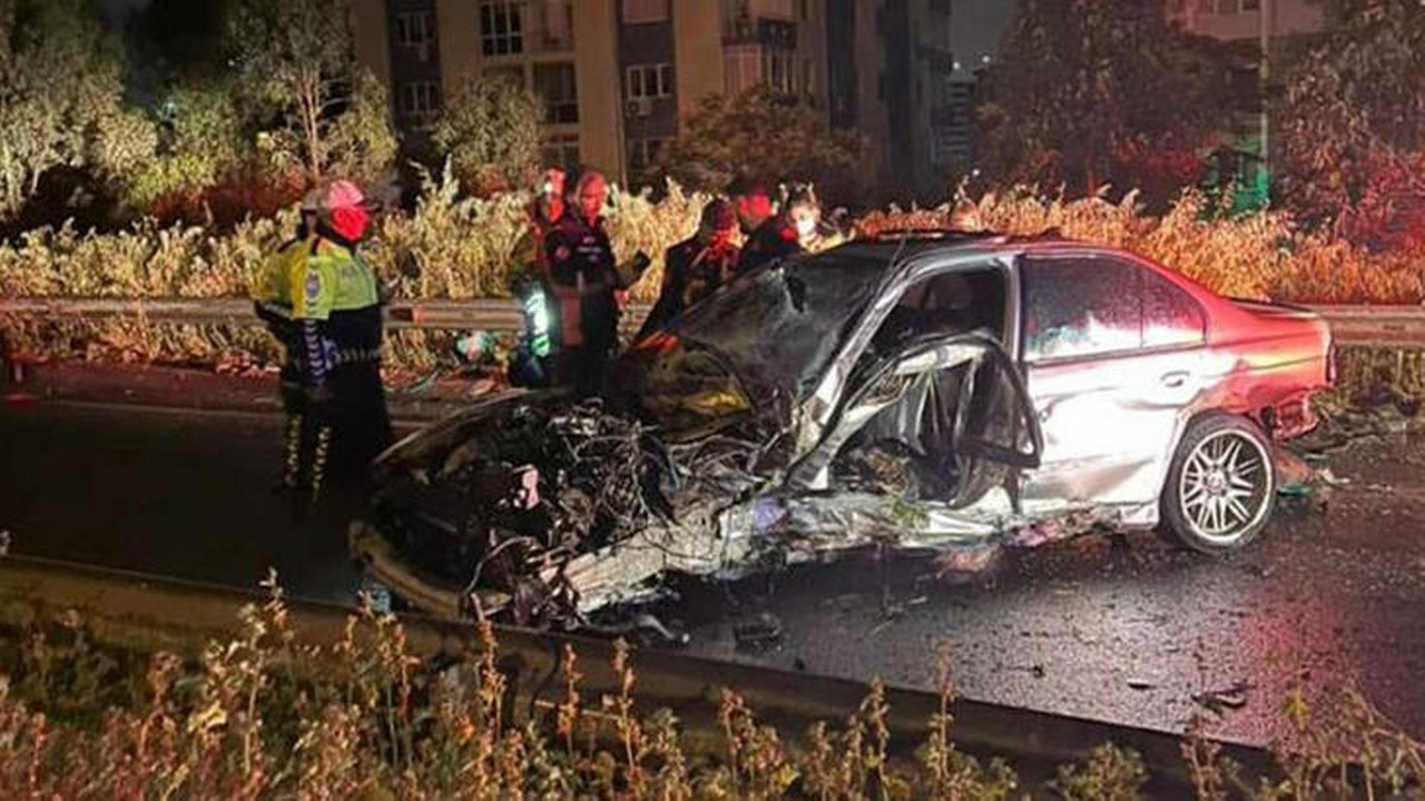 İzmir'de bariyerlere çarpan otomobilin sürücüsü öldü