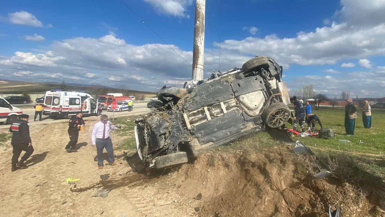 Afyonkarahisar'da otomobilin devrildiği kazada 1 kişi öldü, 3 kişi yaralandı