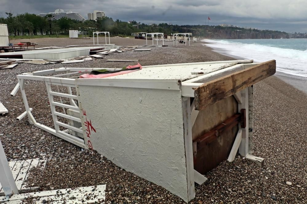 Antalya'da dev dalgalar sahili vurdu: Cankurtaran kuleleri domino taşı gibi devrildi!