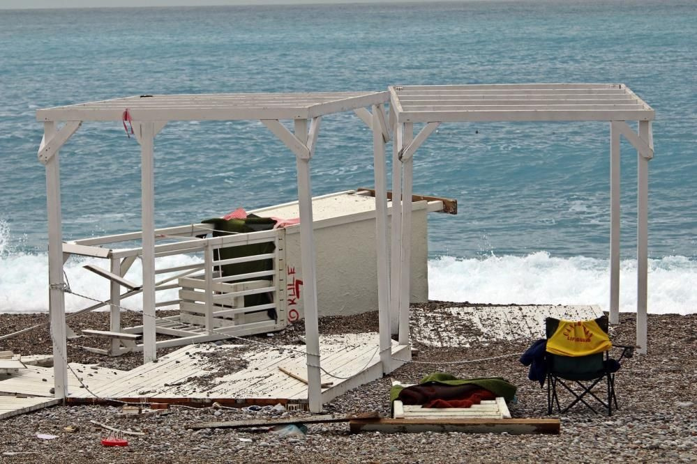 Antalya'da dev dalgalar sahili vurdu: Cankurtaran kuleleri domino taşı gibi devrildi!