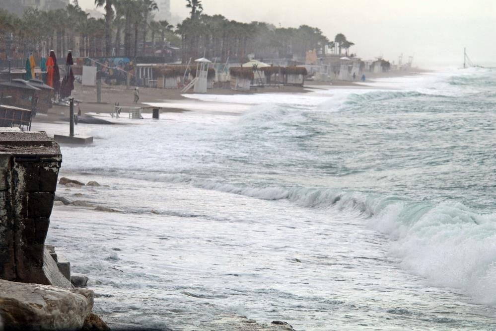 Antalya'da dev dalgalar sahili vurdu: Cankurtaran kuleleri domino taşı gibi devrildi!