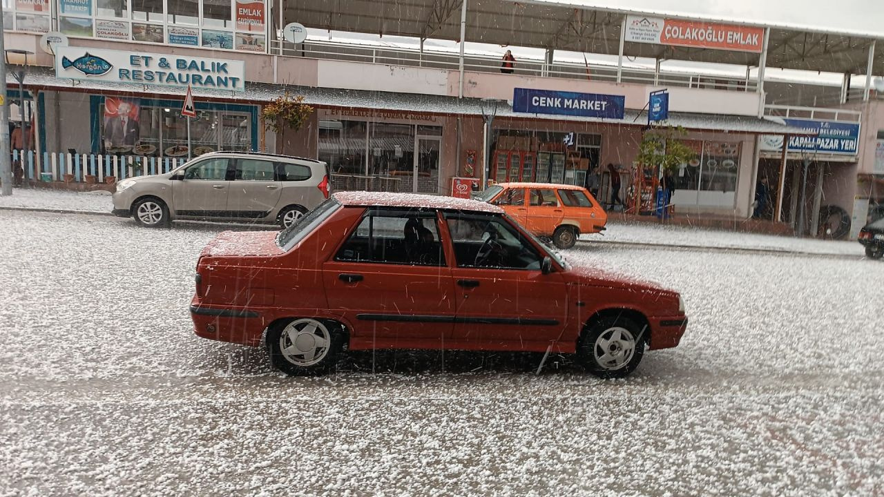 Denizli'de dolu felaketi! Ceviz büyüklüğündeki dolu ekili arazileri harap etti, araçları hurdaya çıkardı