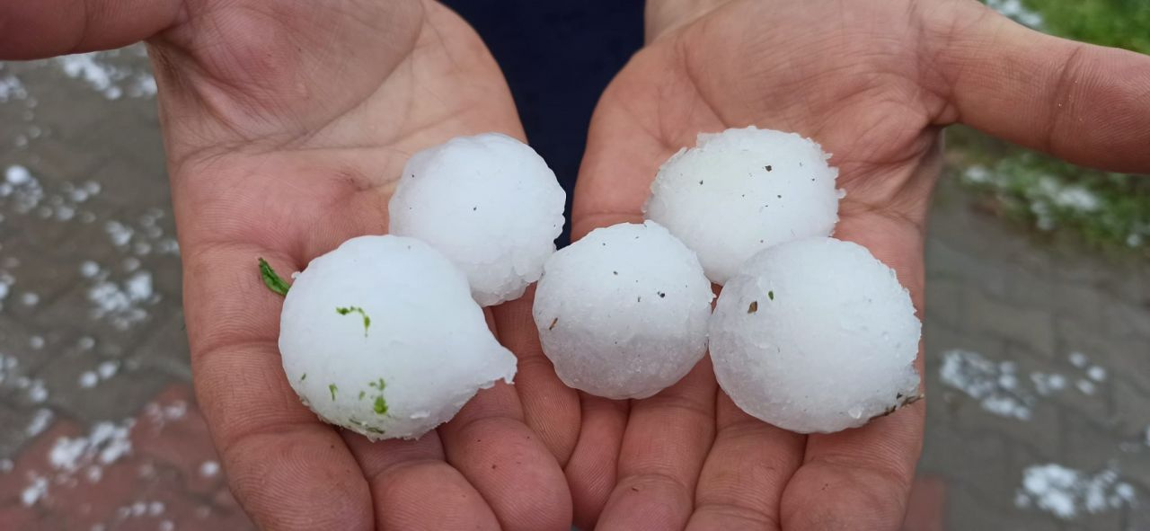 Denizli'de dolu felaketi! Ceviz büyüklüğündeki dolu ekili arazileri harap etti, araçları hurdaya çıkardı