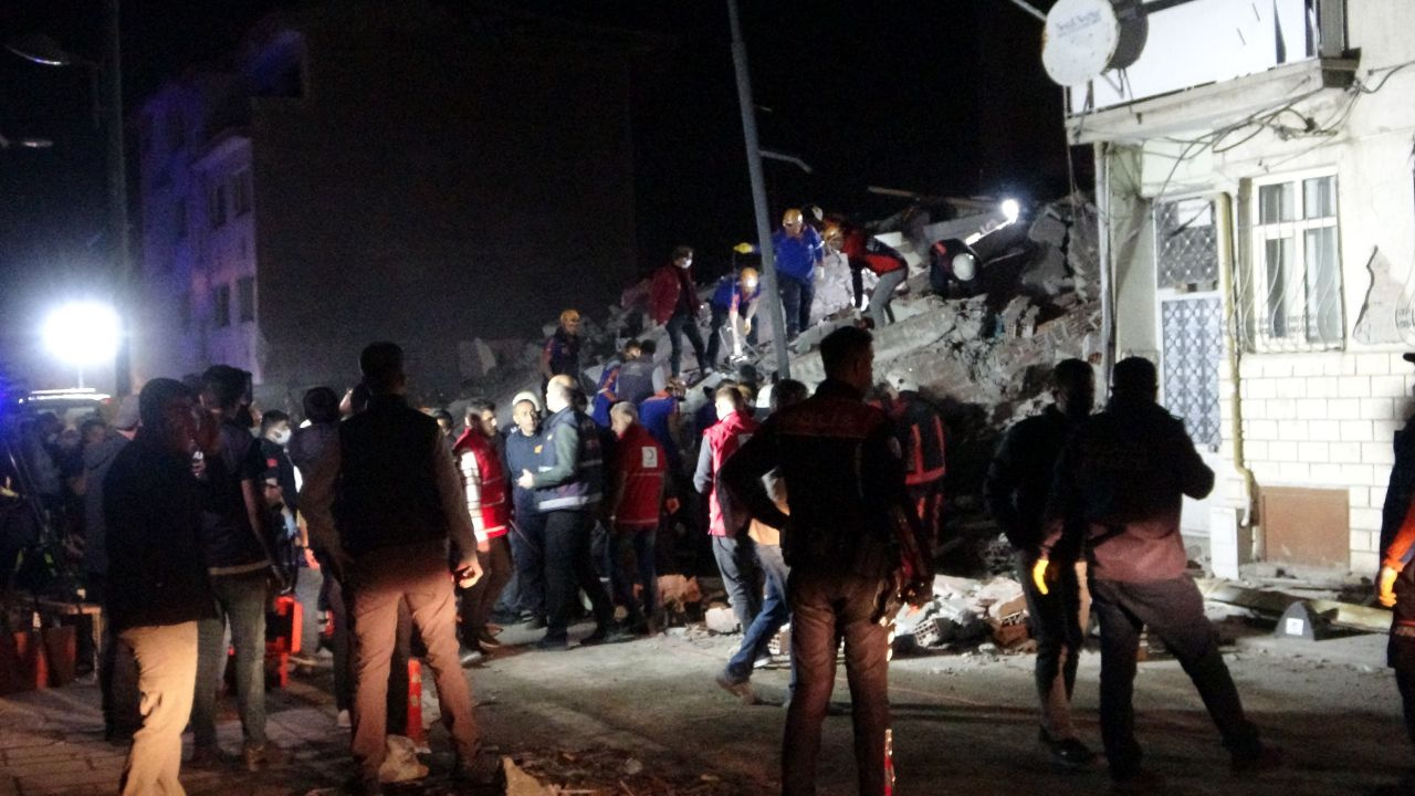 Malatya'da depremde ağır hasar alan bina çöktü! Acı haber geldi