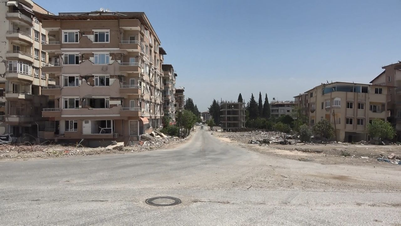 Hatay depremden günler sonra görüntülendi! En işlek caddelerde insanlar yerine makineler var