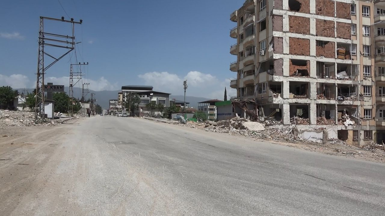 Hatay depremden günler sonra görüntülendi! En işlek caddelerde insanlar yerine makineler var