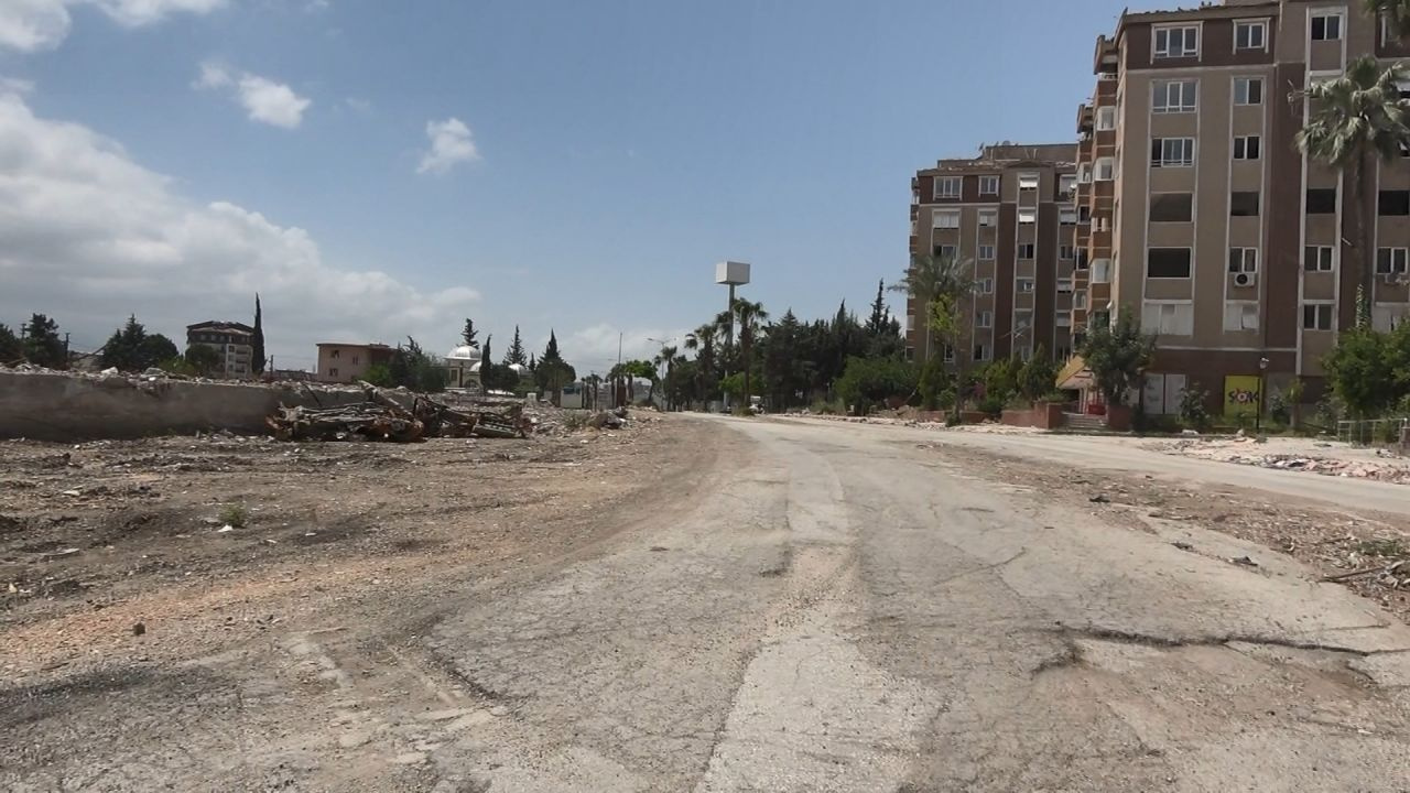 Hatay depremden günler sonra görüntülendi! En işlek caddelerde insanlar yerine makineler var